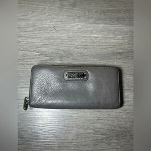 MARC BY MARC JACOBS - Q Vertical Zippy Wallet Zip Around Continental Grey
